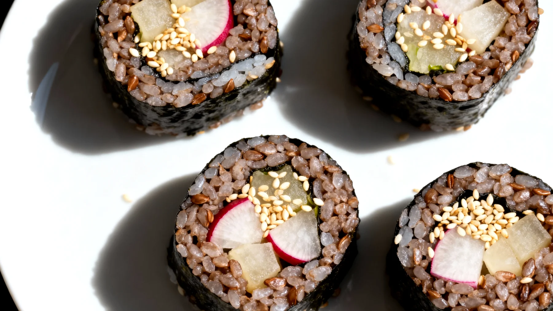 Buchweizen-Sushi-Röllchen mit fermentierten Rüben und Sesam"