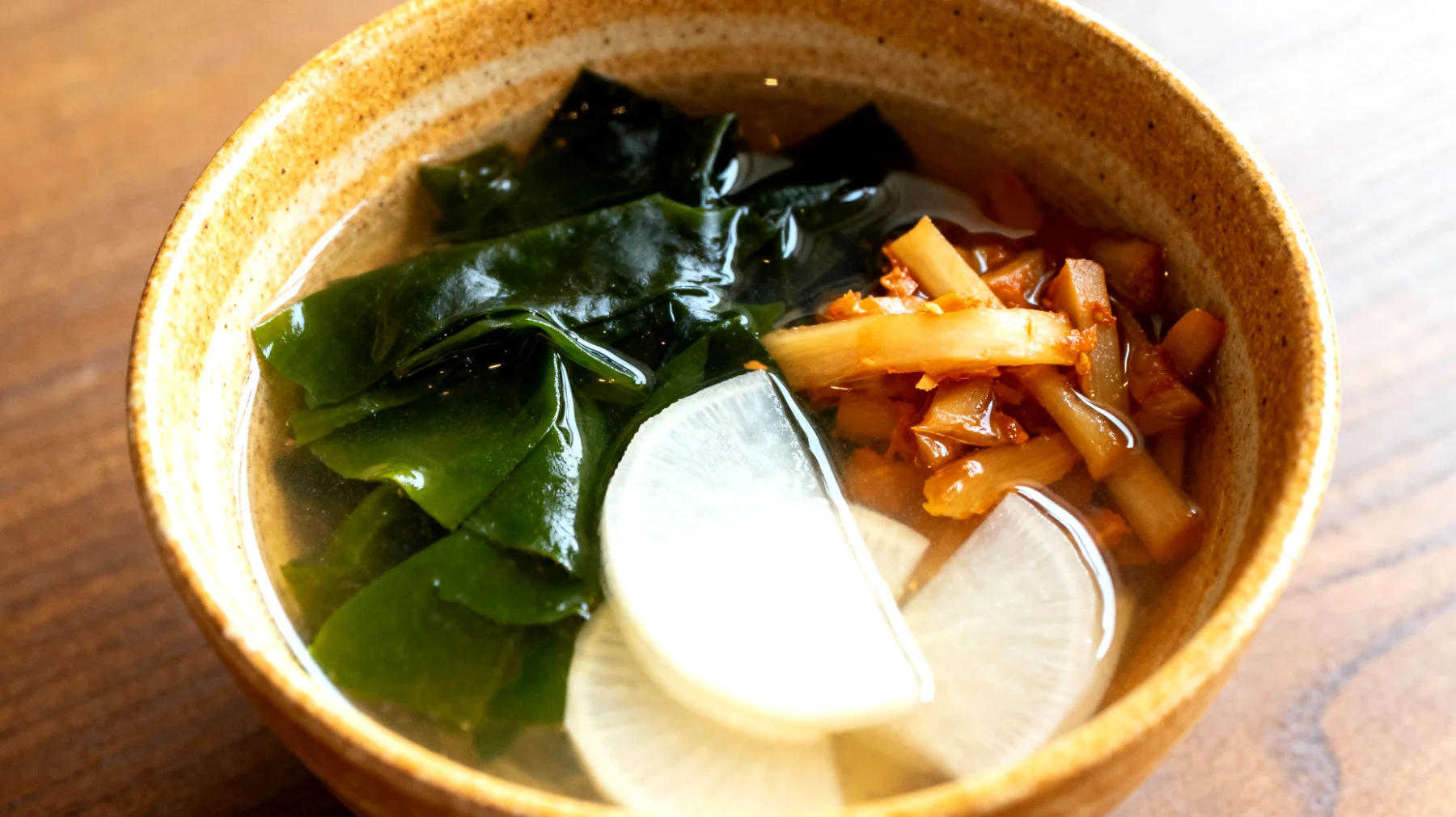 Miso-Suppe mit Wakame-Algen, Daikon-Rettich und fermentiertem Gemüse"