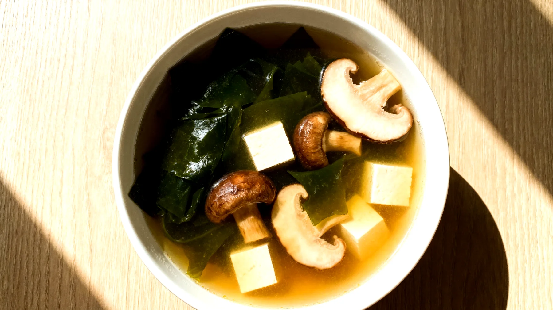 Miso-Suppe mit Wakame-Algen, Shiitake-Pilzen und Seidentofu"